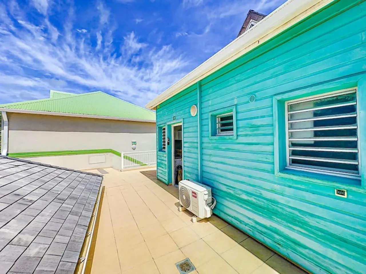Plage 37 Orient Bay Beach Front With Pool Access Holiday home